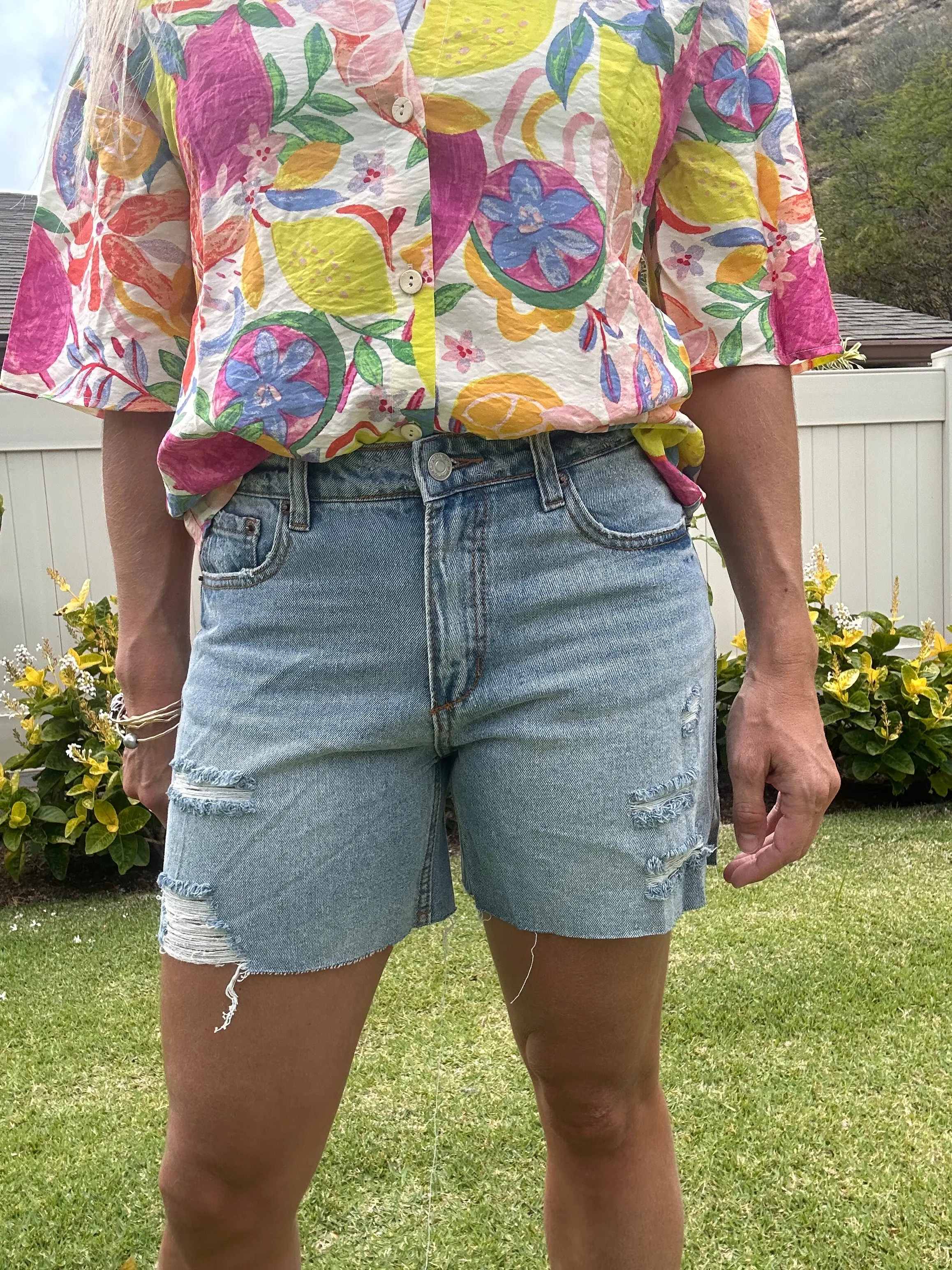 Ellie Mid-Rise destroyed denim short