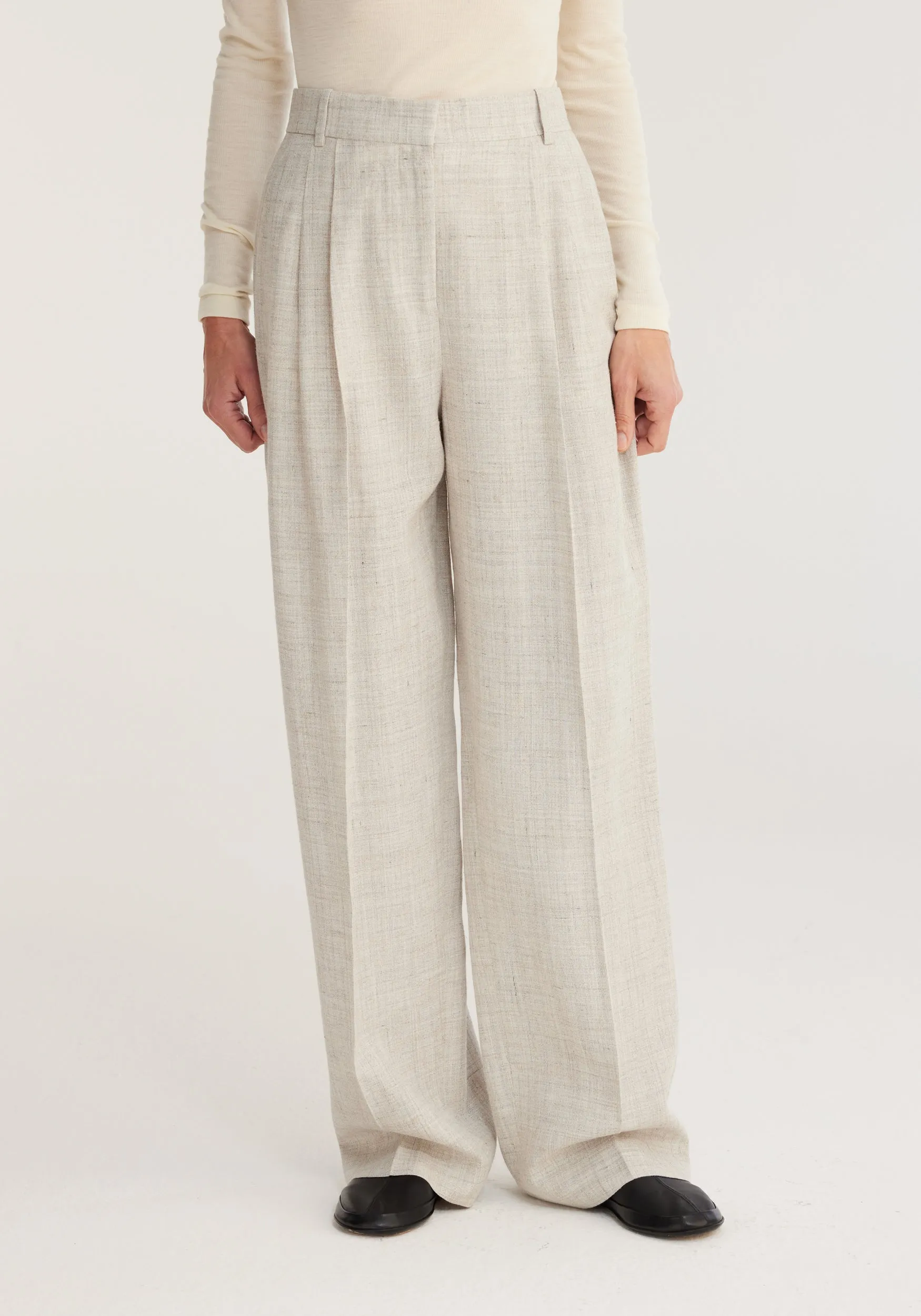 WIDE LEG PLEATED TROUSERS